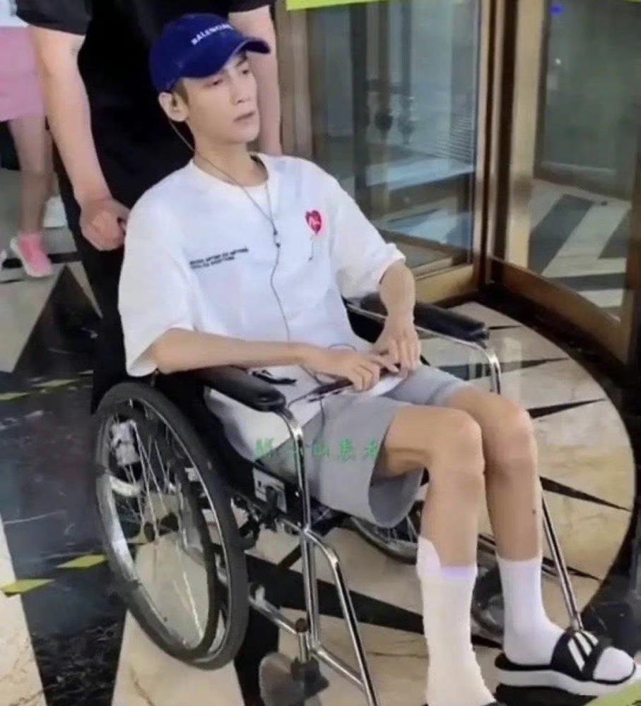 原来是因为被拍到的罗云熙很瘦,用皮包骨来形容他一点儿都不过分,当天