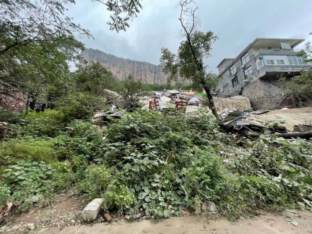 河南辉县发生山体滑坡有村民被困