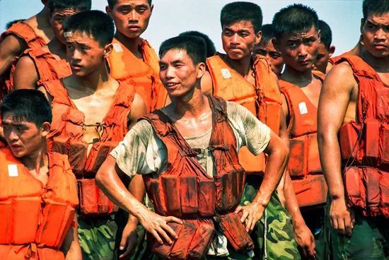 我不想当逃兵98抗洪被救出的双胞胎奔赴河南抗洪一线