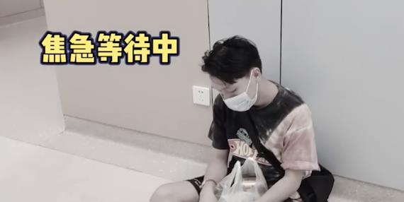 视频的最后是宝哥在手术室外焦急等待,以及突然传出的婴儿的哭啼声,看