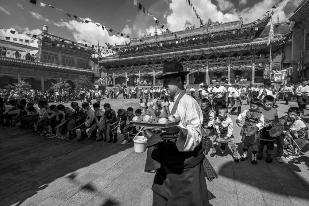 一位男人将准备好的祭品送入神庙献祭.