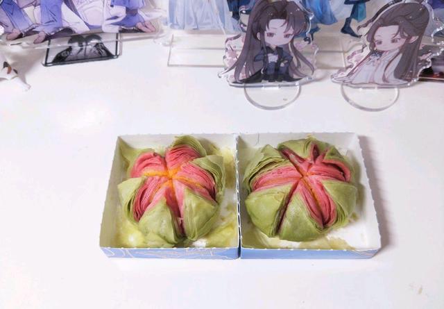 外包装也很精致,采用的也是荷花的样式,不过听说是限量供应,荷花酥的