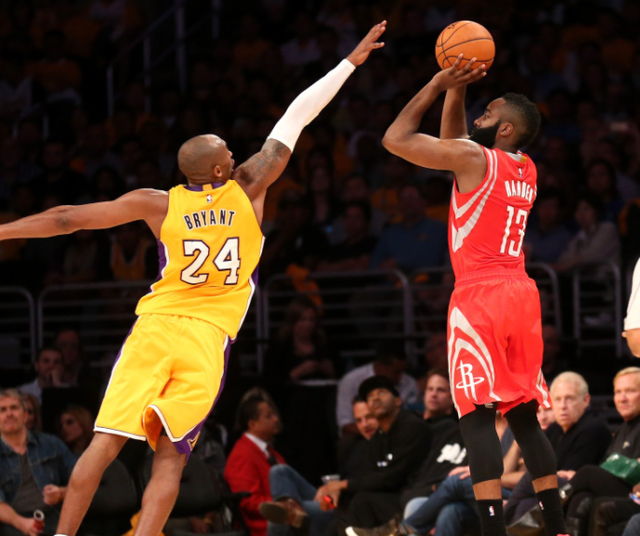 科比职业生涯送出784次盖帽乔丹1051次那韦德呢太夸张了