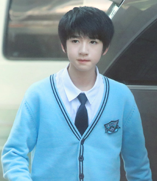 贺峻霖参加高三誓师大会戴口罩也挡不住高颜值班主任对他赞不绝口