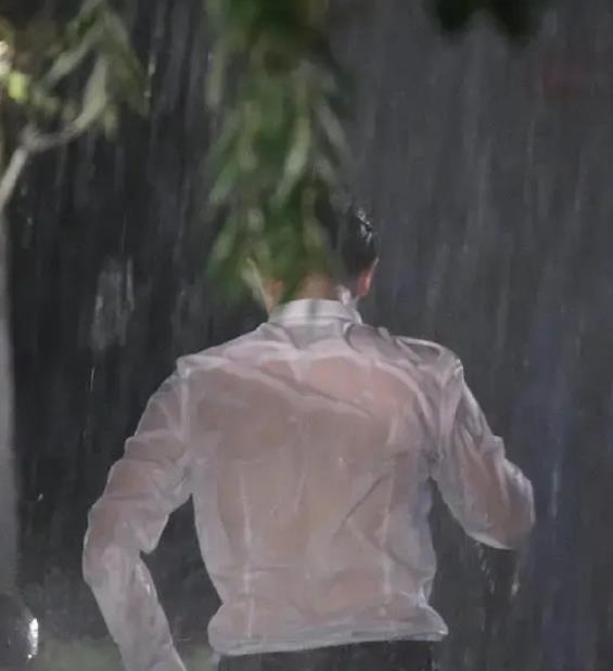 男生在雨中淋雨的图片图片