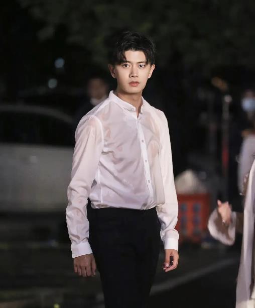 也有不少小伙伴们都注意到了任嘉伦的身材比例是非常完美的,腰窄肩宽