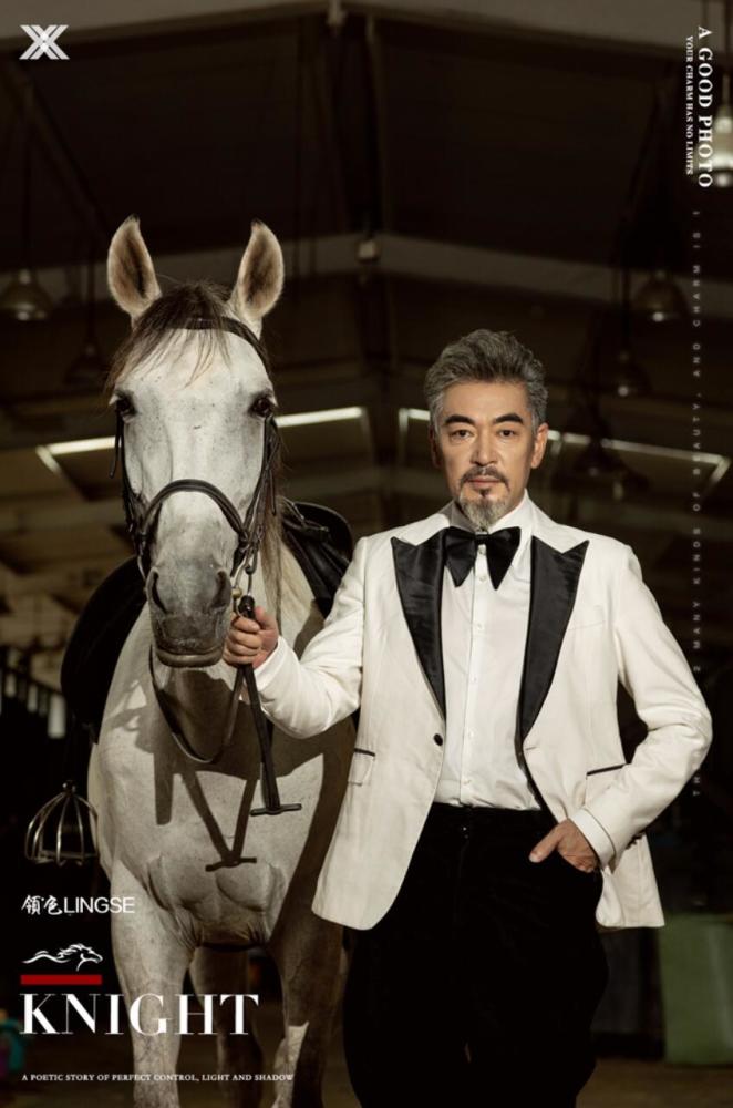 演员何涌生曝光秋日写真,型男大叔尽显复古时尚魅力