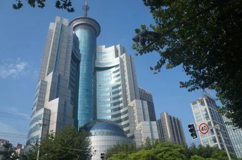 电台迁入虹桥路1376号"广播大厦", 从新古典文艺复兴风格的"广播大楼"