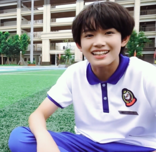 张极和张泽禹进学校啦啦队跳师兄的歌给选手加油穿校服素颜超可爱