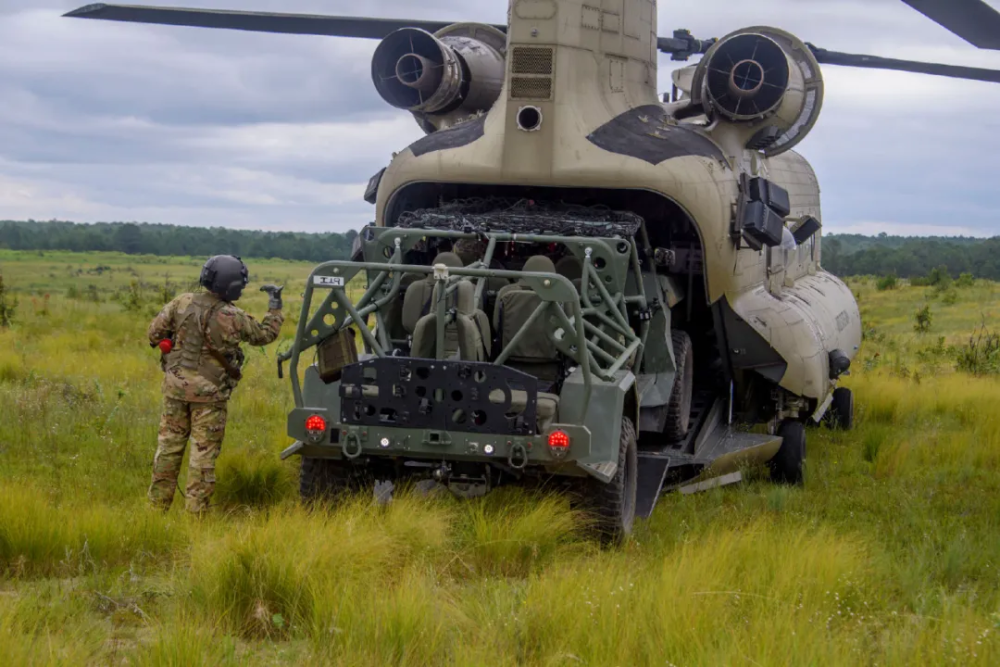 和装备也比较缺乏,导致空降兵很难用得上步兵战车,轻型坦克一类的武器