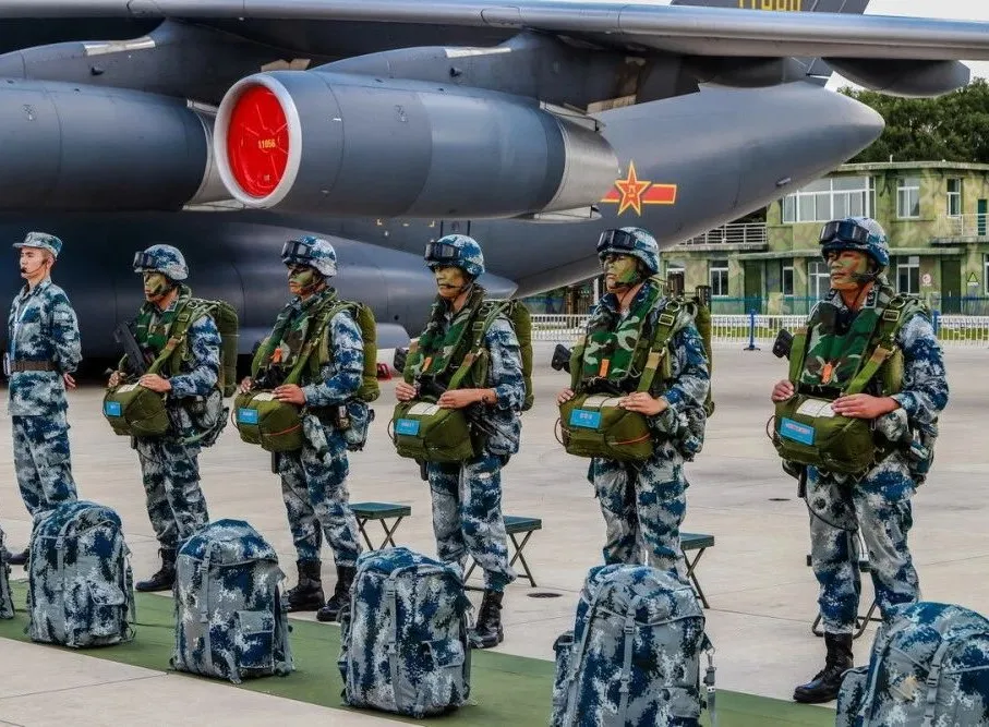 有网友把"伞兵"变成骂人的词,光荣的空降兵不容亵渎_腾讯新闻