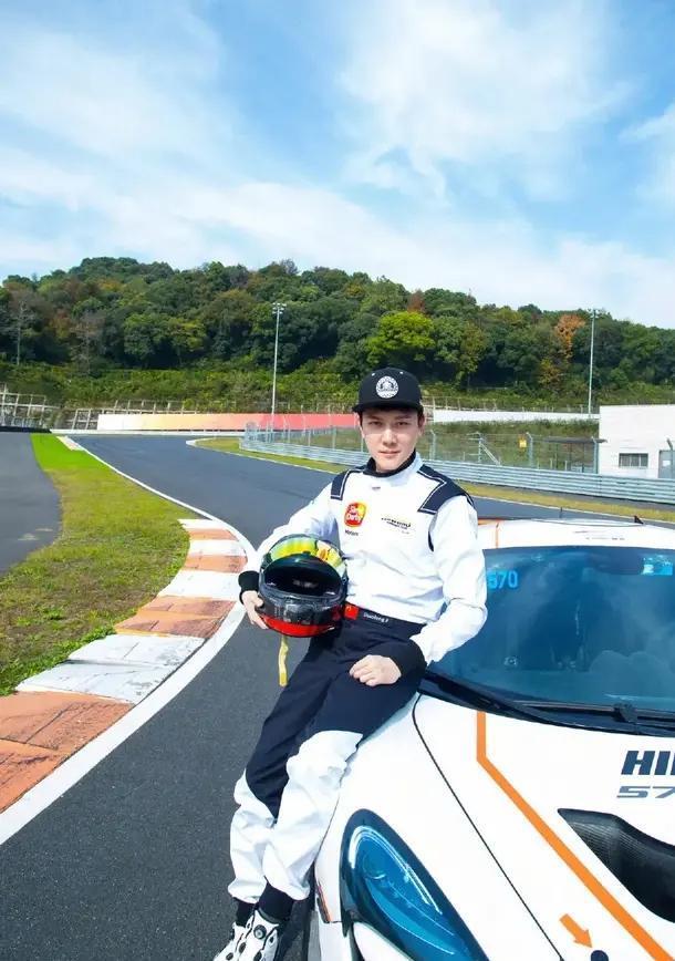 冯绍峰开法拉利的样子太帅了怪不得曾经能收获赵丽颖的心