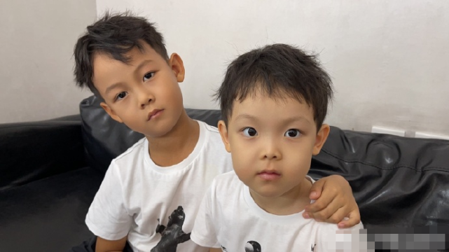 国乒男神王皓晒全家福,舞者妻子美貌不输明星,俩儿子长相英俊