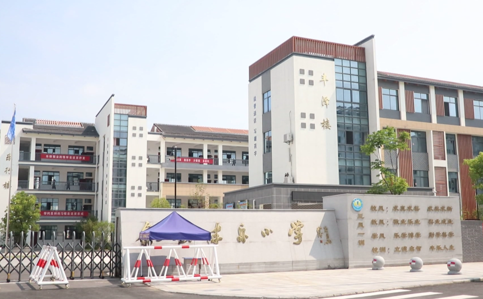在丰乐小学,公安民警正对学校的安防设备设施进行全方位检查,对发现的