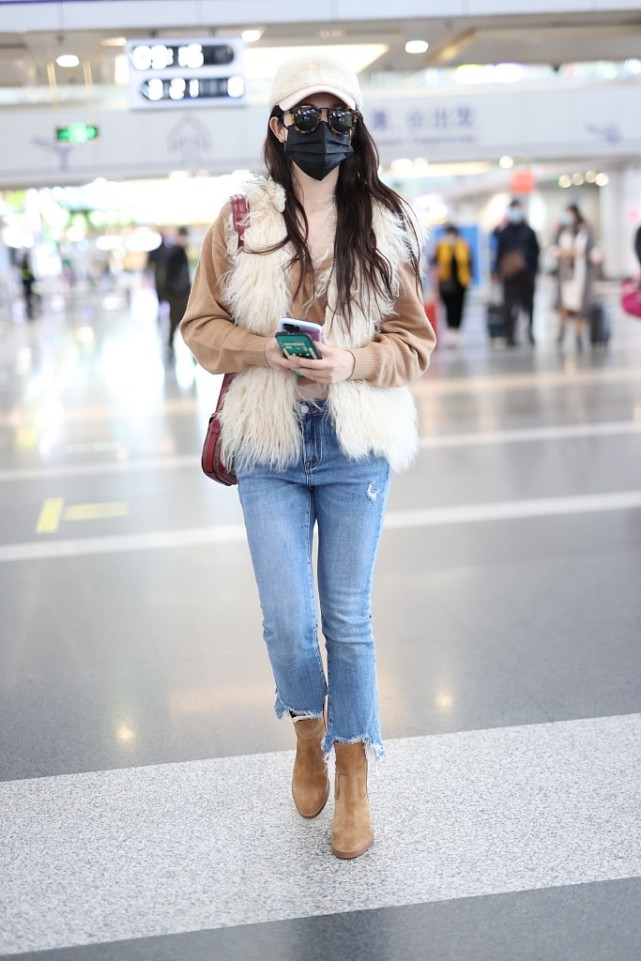 君九龄彭小苒日常穿搭有个性褪去古风滤镜更真实时尚俏皮