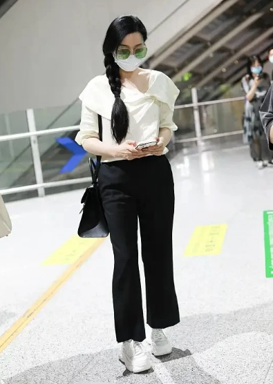 范冰冰深夜走机场无人接机,穿衬衫长裤扮少女,扎麻花辫发量惊人_腾讯
