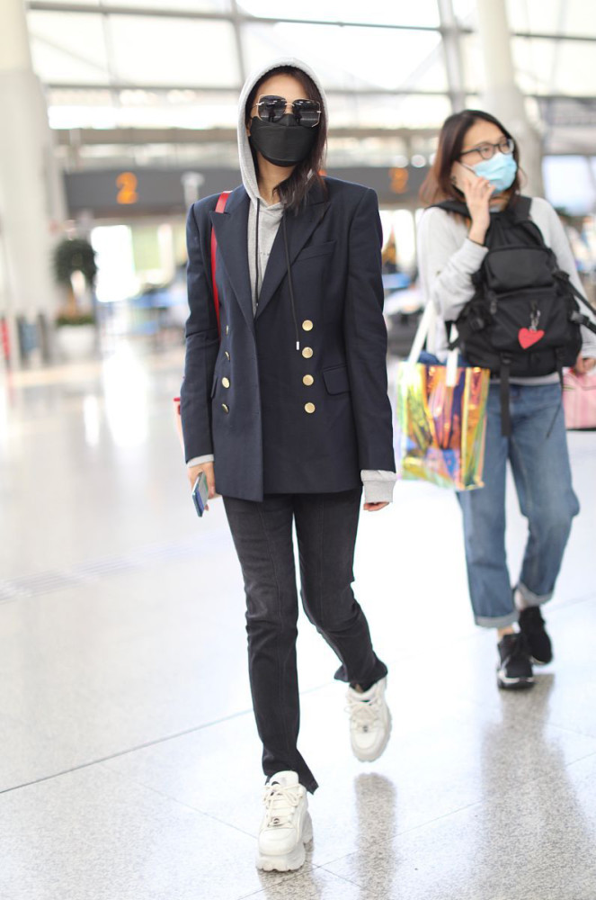 刘涛真不按常理出牌黑西装竟搭配连帽卫衣随性穿搭却很时髦