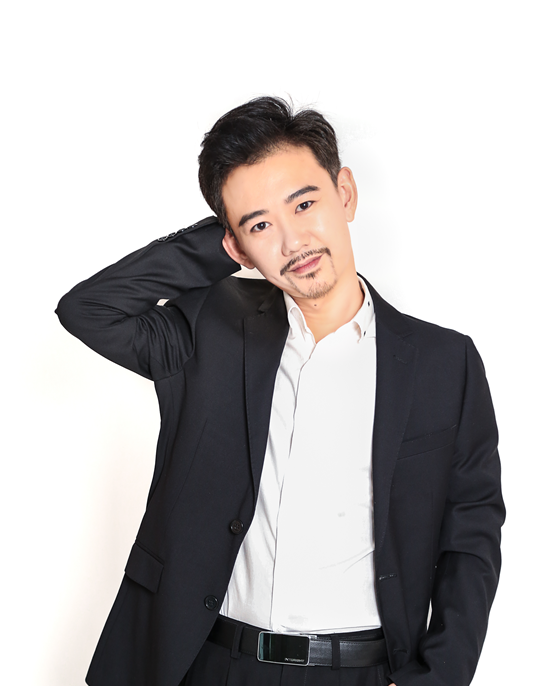 扫黑风暴俩配角爆红走红毯为酒吧站台工作人员鞠躬送花