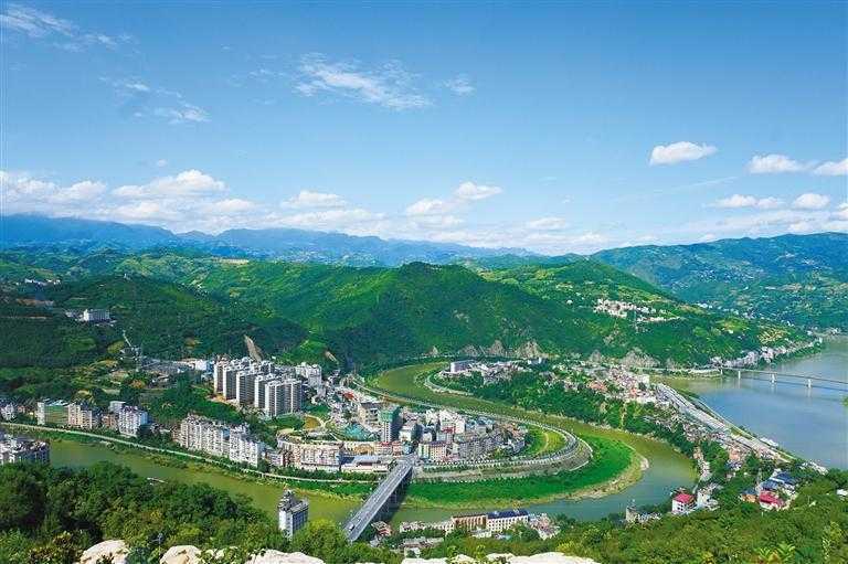在太极城森林公园观景台放眼望去,旬阳市全景尽收眼底.