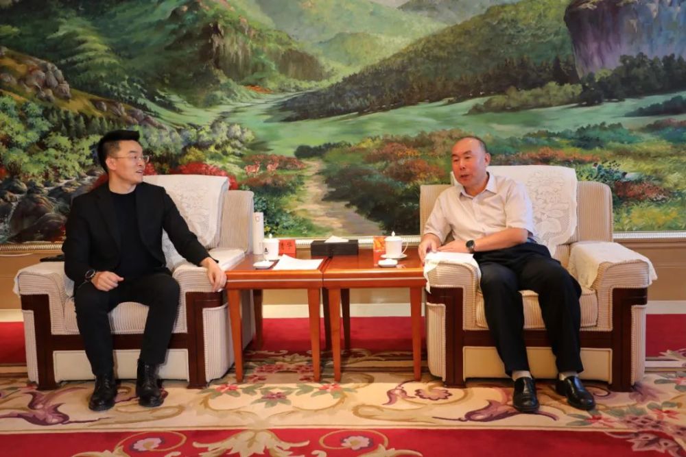 代钦李中增分别会见并与景域驴妈妈集团董事长洪清华一行座谈