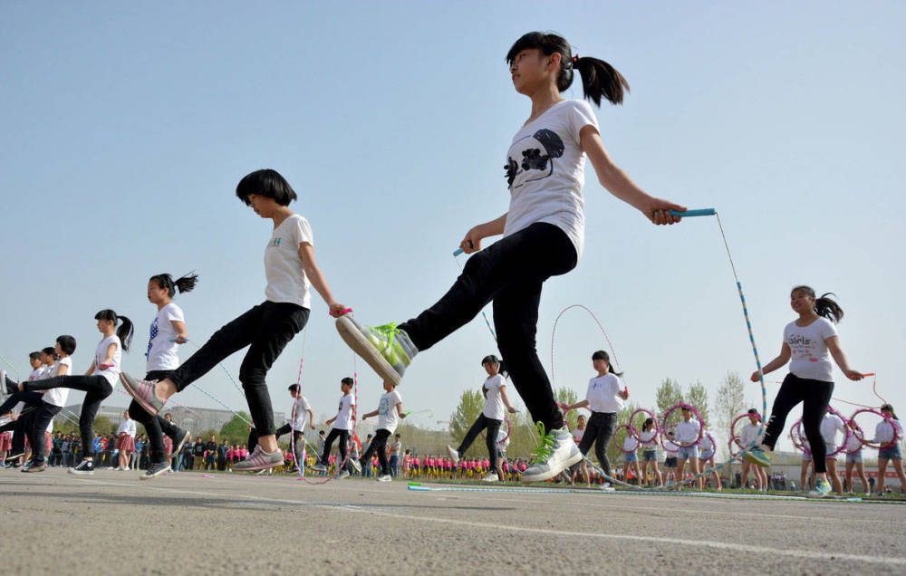 媽媽為讓女兒長高每天逼其跳繩3000個,導致左膝疼痛,醫院一查壞了