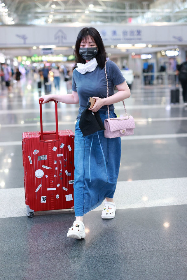 柳岩牛仔裙都能穿得很性感宽松t遮不住傲人曲线微胖身材yyds