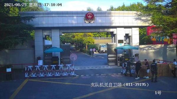 在武警营区门口用3万只口罩码墙的青年找到了