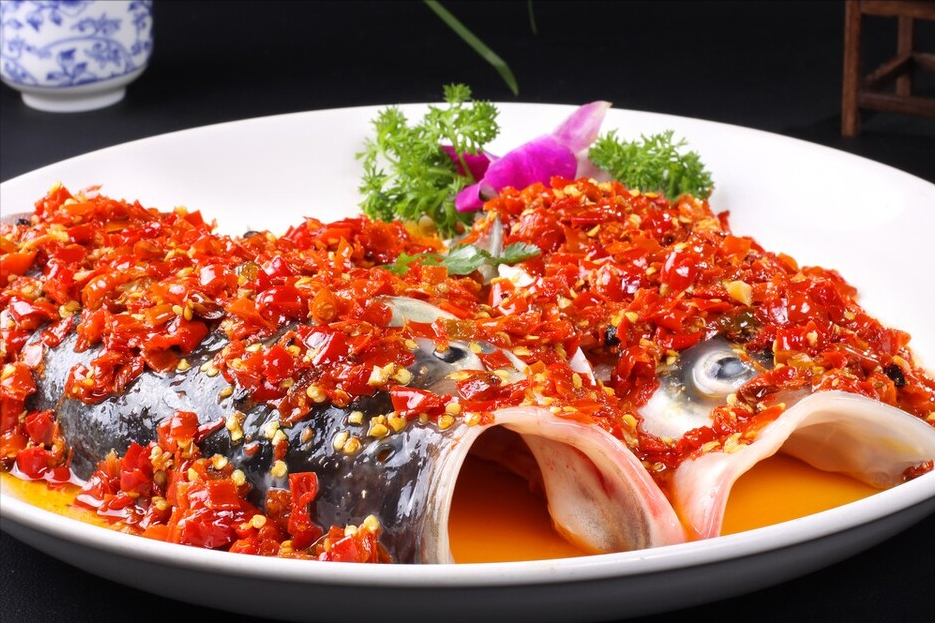 湖南人做剁椒鱼头真好吃,大厨分享技巧步骤,鱼肉鲜嫩香辣过瘾_腾讯新