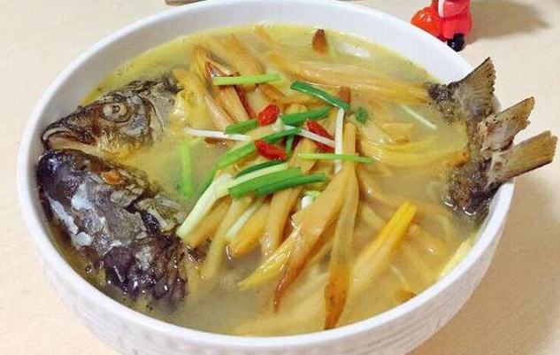 「糖友菜谱」黄花菜鲫鱼汤