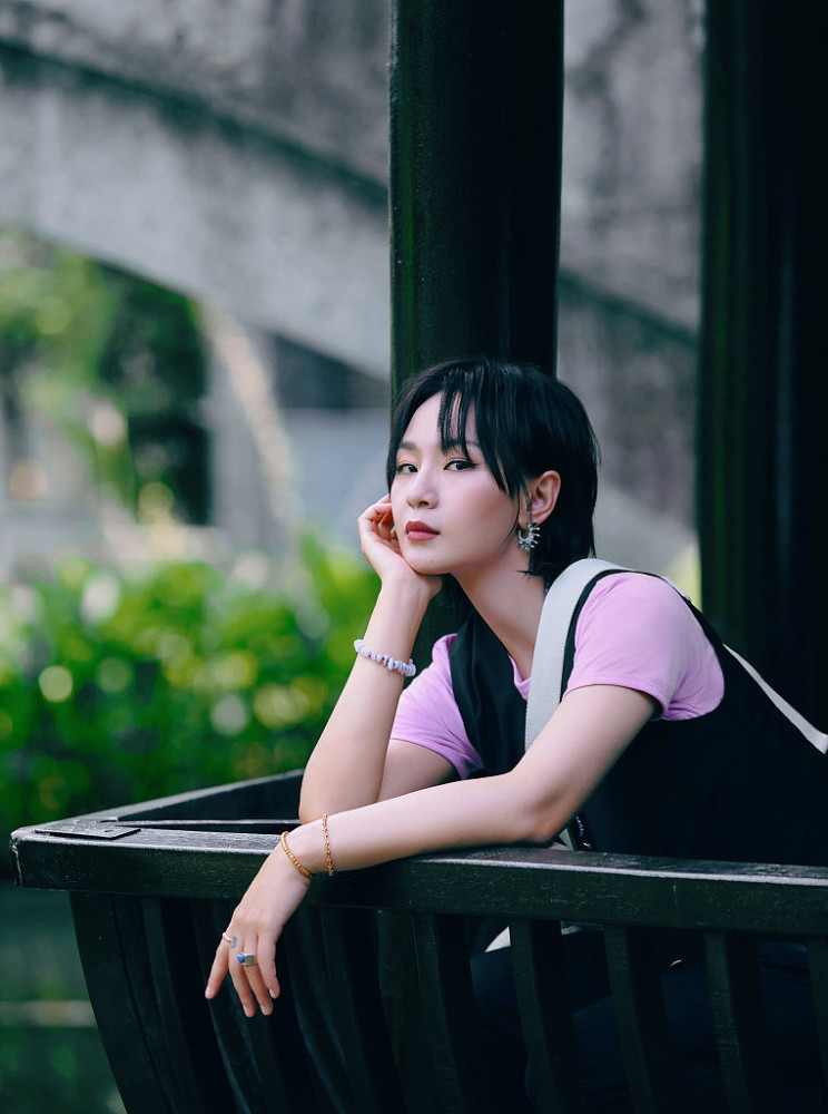 周笔畅身穿粉t搭马甲又美又攻戴精致耳饰斜挎萌熊包甜酷满分