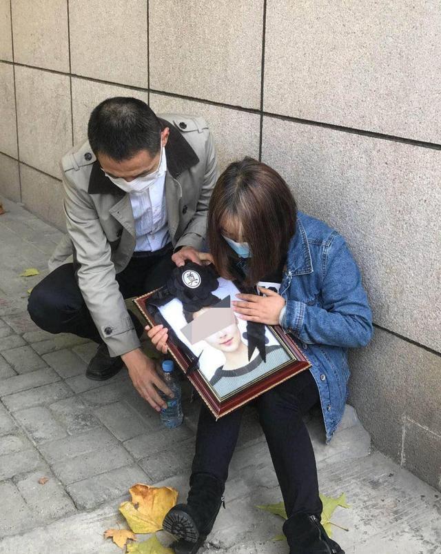 涵涵的父母抱着女儿的遗像在法庭外哭泣2019年9月19日,郭某牛提前查看