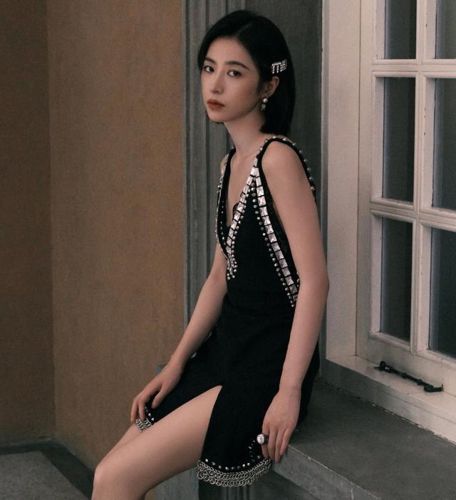 周雨彤胆真肥穿吊带短裙还开高叉这个腿长真拉仇恨