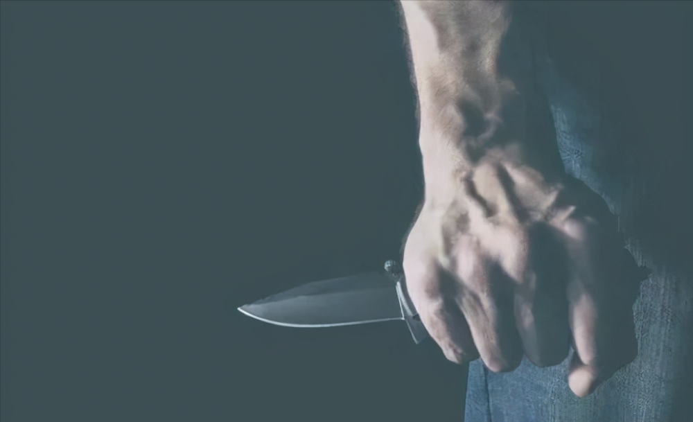 陕西咸阳一男子持刀抢劫按摩女手机遭获刑三年如何评价