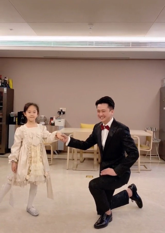 央视杨帆妻子为育儿太费心!