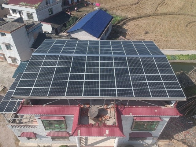 农村自建房屋顶上安装好的光伏板光伏发电到底是什么?