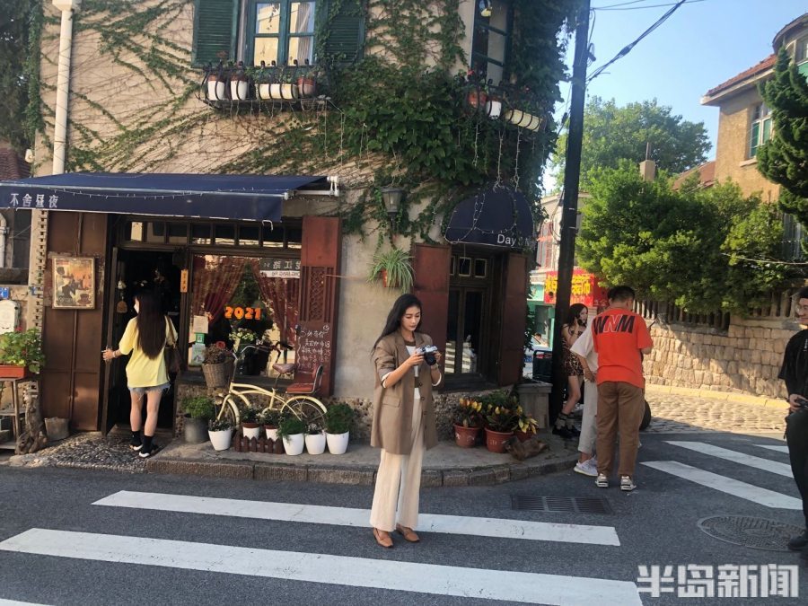 青岛黄县路午后老街不少游客观光打卡