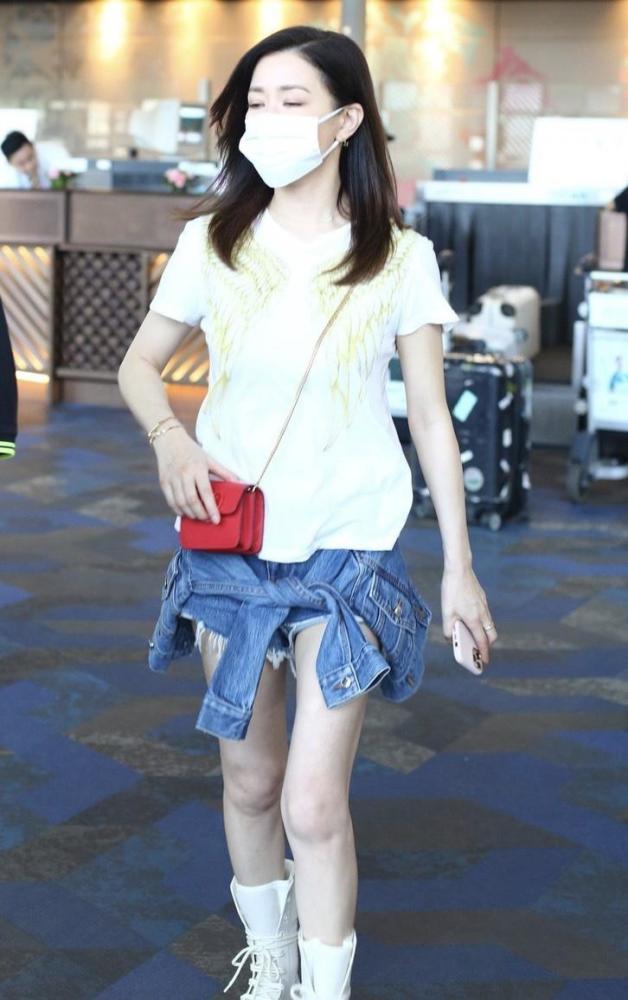 46岁的佘诗曼魅力全开，身穿T恤配牛仔短裤走机场，少女感十足