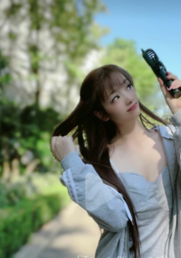 崔漫莉不是剧中娇滴滴的余莺儿,而是一个成功的女商人,这是不容否定的