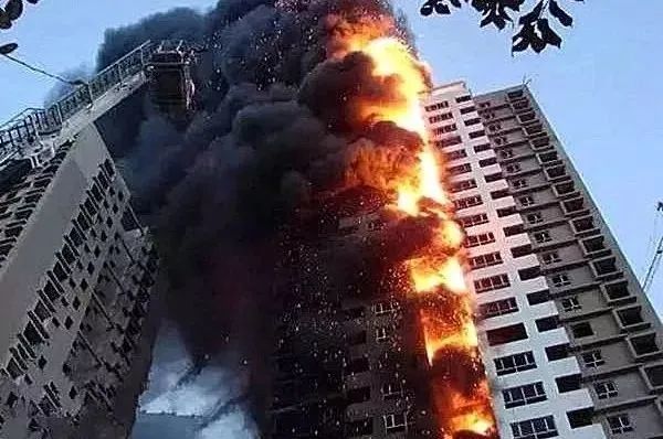 8月27日下午4点前后,大连金普新区的凯旋国际大厦出现了高层建筑火灾