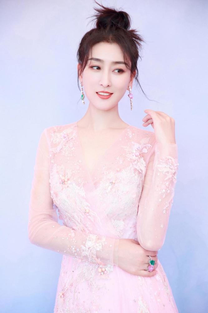 马苏又美回颜值巅峰穿白色不规则拼接礼服成熟稳重气质高贵