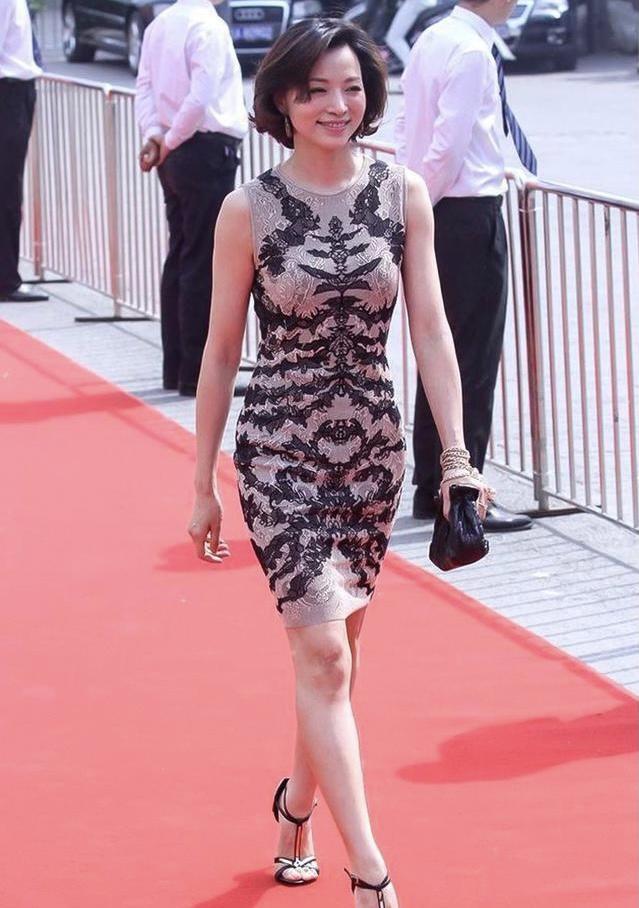 47岁董卿气质太好了一袭修身连衣裙端庄稳重知性优雅又有气场