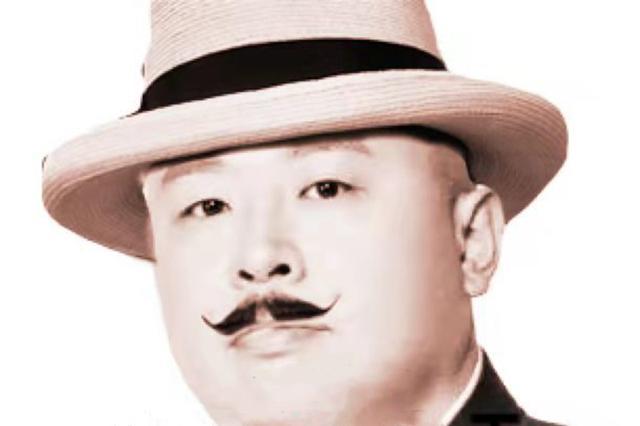 照片中的阎鹤祥戴着帽子,留着一个八字胡,给人非常逗乐的感觉