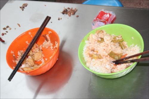 湖南一校之长在垃圾桶旁吃学生剩饭,警示学生别浪费,网友:恶心