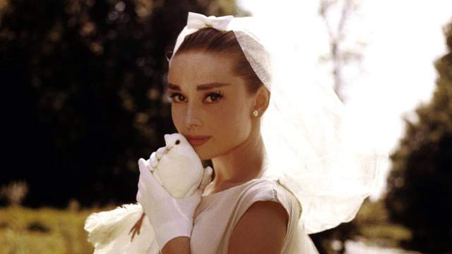 经典时尚电影《甜姐儿》:赫本的第1部歌舞片,黑色衣裙是赫本的标志