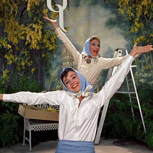 经典时尚电影《甜姐儿》:赫本的第1部歌舞片,黑色衣裙是赫本的标志