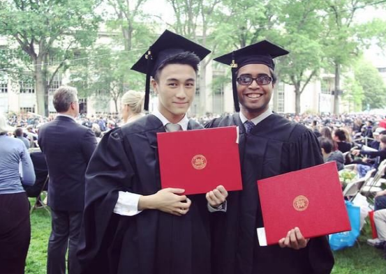 读本科的时曾收到麻省理工学院和牛津大学两所顶级学府的offer,但是