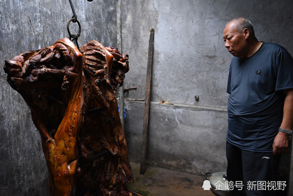 山东夫妻烤全猪38元1斤出炉就卖完吃法特别东北大哥馋坏了