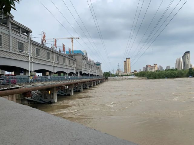 阜阳颍河闸16孔闸门全开!水位上涨,多处被淹,请勿靠近