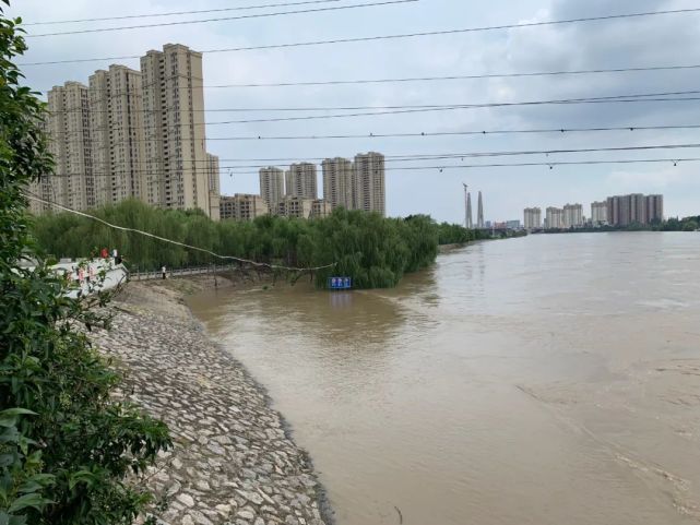 阜阳颍河闸16孔闸门全开!水位上涨,多处被淹,请勿靠近