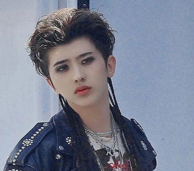 33岁权志龙近照大变样一头长发尽显妩媚谈吐举止被指像尹正